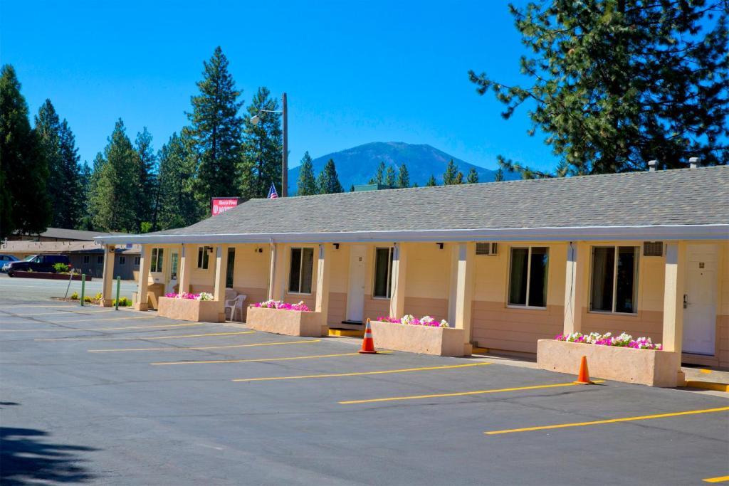Burney Shasta Pines Motel & Suites מראה חיצוני תמונה